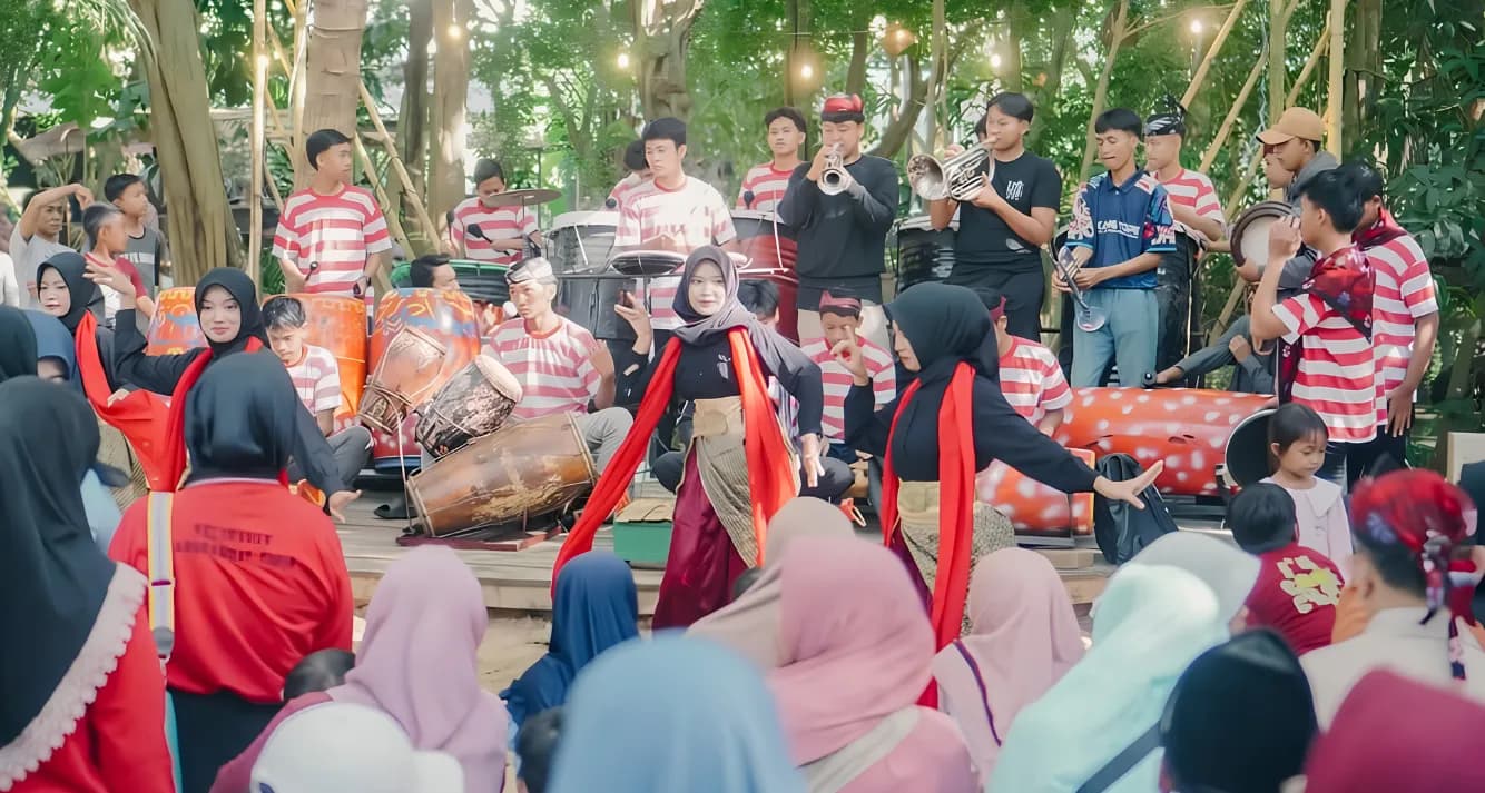 Pedagang UMKM lokal menjajakan produk di Pasar Kebbun